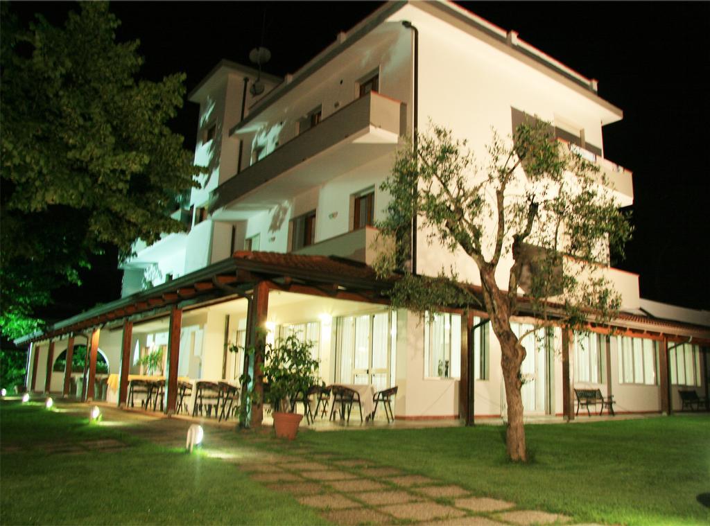 Hotel La Bussola Марина ди Маса Екстериор снимка