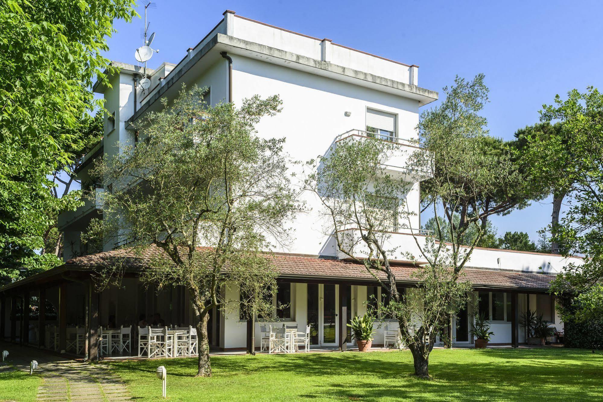 Hotel La Bussola Марина ди Маса Екстериор снимка