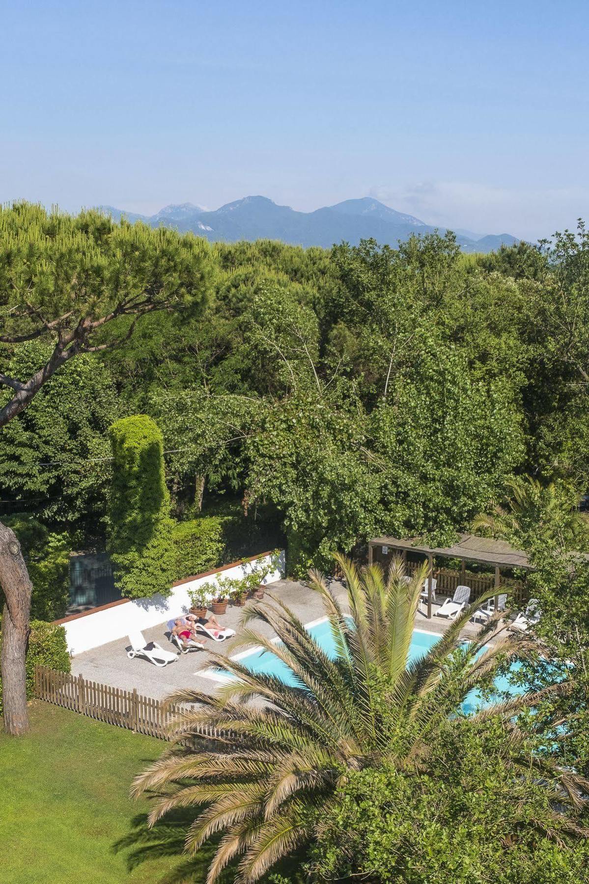 Hotel La Bussola Марина ди Маса Екстериор снимка